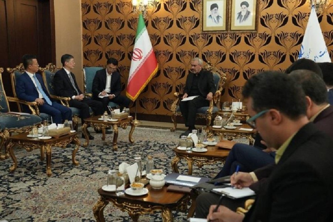 گسترش همکاریهای اقتصادی ایران و چین در دیدار وزیر اقتصاد با سفیر چین گسترش همکاریهای اقتصادی ایران و چین در دیدار وزیر اقتصاد با سفیر چین